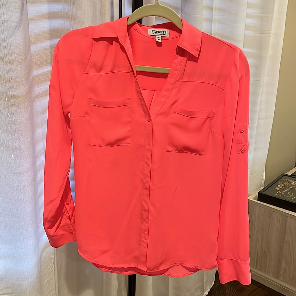 Beautiful pink Express button down